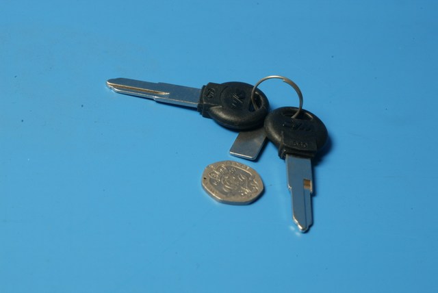 Blank keys pair long shank two grooves Sym 35111-M70-000-C new - Click Image to Close