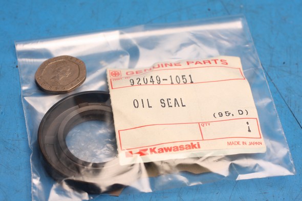 Oil seal R/H crank genuine kawasaki KDX250 new - Click Image to Close