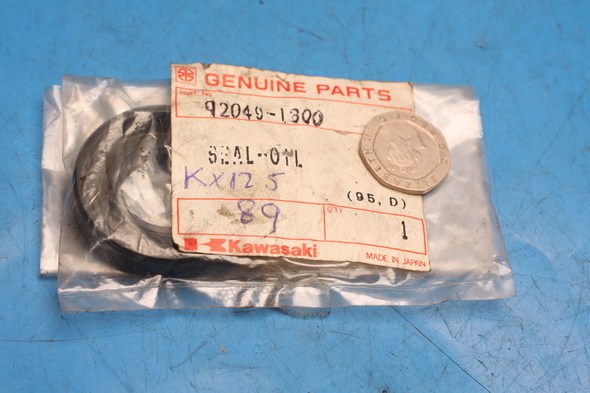 Oil seal crankcase genuine kawasaki KX125 NOS - Click Image to Close