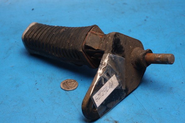 Footpeg and hanger left hand front Suzuki GZ125 used - Click Image to Close