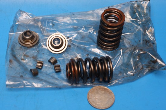 Valve collets seats and springs Used Honda CBR125